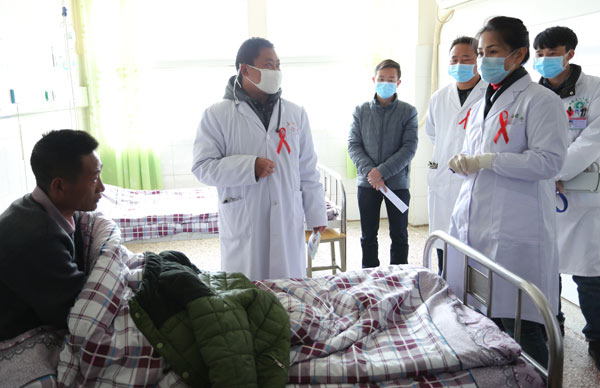 專家在布拖縣人民醫院、特木里中心衛生院查房、會診