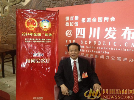 全國人大代表、四川好醫生藥業集團董事長耿福能接受川網集團記者采訪